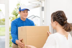 宅急便を届ける男性