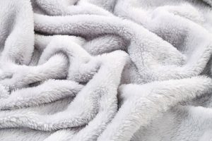 毛布はクリーニングに出すべき！自宅やコインランドリーでの洗濯との違い
