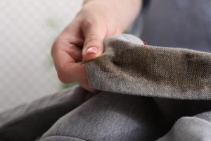 泥汚れはクリーニングに持っていくべき?